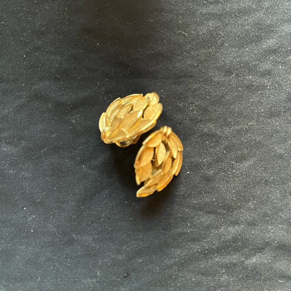 Vintage Crown Trifari Gold Toned Leaf Clip-On Earrings